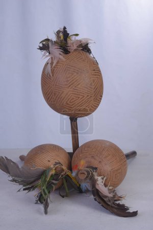 Foto de Maraca Instrumento musical cubano artesanía indígena hecha de calabaza marrón imagen - Imagen libre de derechos