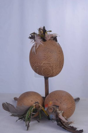 Téléchargez les photos : Maraca instrument de musique cubain artisanat indigène fabriqué à partir d'image de gourde brune - en image libre de droit