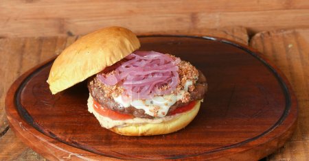bocadillo de hamburguesa de res con salsa de ensalada de tocino y pan brioche bocadillo calle comida rápida imagen sabor