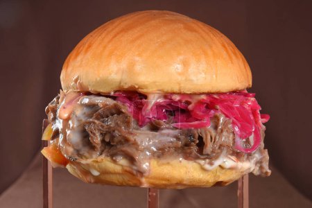 sandwich burger de b?uf avec sauce salade de bacon et brioche pain rue snack fast food image goût