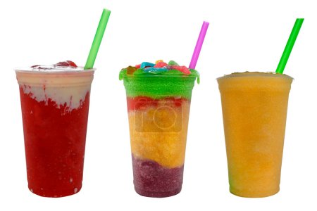 Foto de Bodegón panorámico de coloridas bebidas de granita de frutas congeladas que fluyen en vasos de plástico para llevar con sabor a paja de helado - Imagen libre de derechos