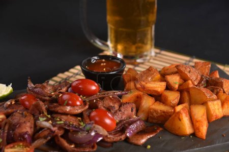 Téléchargez les photos : Portion de saucisse frite calabrais à l'oignon et pommes de terre rôties aux épices et au goût de paprika - en image libre de droit