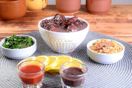 Foto de Feijoada comida típica brasileña frijoles cerdo tocino arroz ensalada sabor - Imagen libre de derechos