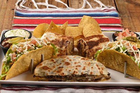 Foto de Tacos de comida mexicana guacamole jalapeño pimienta quesadillas nacho tortilla tex-mex cocina comida saludable especiado tomate y cebolla - Imagen libre de derechos