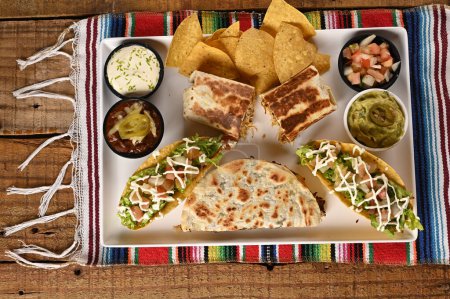 Foto de Tacos de comida mexicana guacamole jalapeño pimienta quesadillas nacho tortilla tex-mex cocina comida saludable especiado tomate y cebolla - Imagen libre de derechos