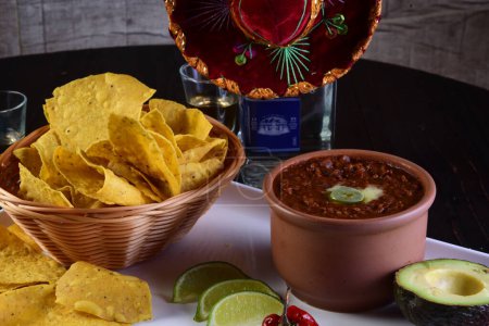 Foto de Deliciosa cocina mexicana guacamole, taco, tortilla, sabor picante chille mexicano - Imagen libre de derechos