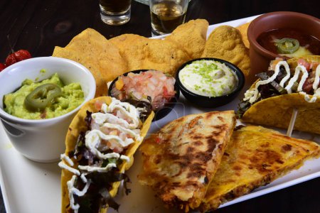 Téléchargez les photos : Délicieuse cuisine mexicaine guacamole, taco, tortilla, goût épicé de chille mexicaine - en image libre de droit