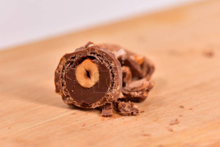 chocolat avec bonbon sucré châtaigne avec enrobage chocolat goût isolé