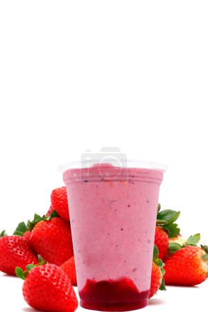 Foto de Bodegón panorámico de helado aguanieve bebidas congeladas coloridas de granita de frutas congeladas que fluyen en tazas de plástico para llevar con sabor a paja de helado - Imagen libre de derechos
