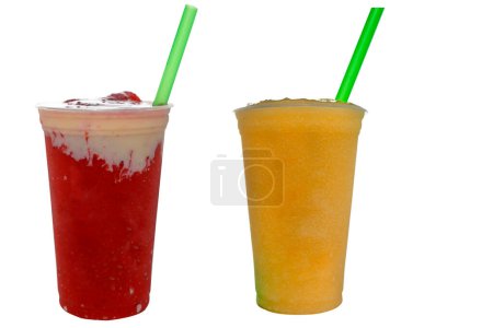 Foto de Bodegón panorámico de helado aguanieve bebidas congeladas coloridas de granita de frutas congeladas que fluyen en tazas de plástico para llevar con sabor a paja de helado - Imagen libre de derechos
