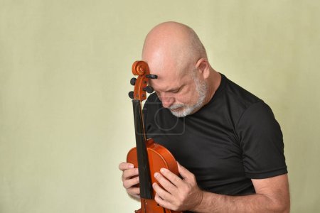 Musik Erwachsener Mann mit Geige Saiteninstrument spielte im Orchester klassische Musik Lied