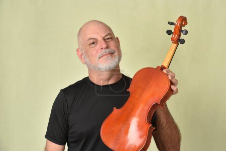 Musik Erwachsener Mann mit Geige Saiteninstrument spielte im Orchester klassische Musik Lied