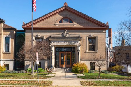 Foto de Edgerton, Wisconsin - Estados Unidos - 7 de noviembre de 2022: Exterior del edificio de la Biblioteca Pública de Edgerton, construido en 1905, en una soleada tarde de otoño. - Imagen libre de derechos