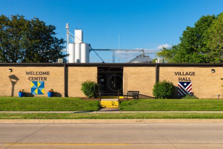 Téléchargez les photos : North Utica, Illinois - États-Unis - 14 juillet 2022 : Extérieur du North Utica Village Hall and Welcome Center par une belle matinée d'été. - en image libre de droit