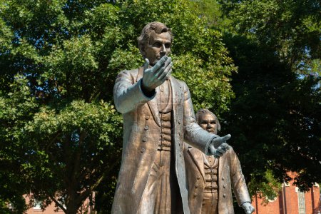 Téléchargez les photos : Ottawa, Illinois / États-Unis - 16 août 2022 : Statues de Lincoln et Douglas au lieu historique du débat. - en image libre de droit