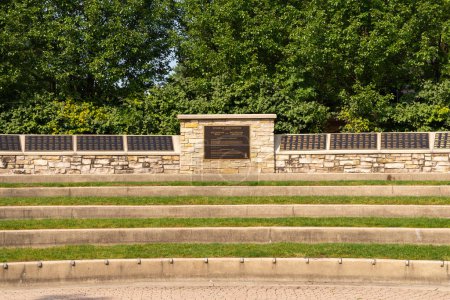 Foto de Naperville, Illinois - Estados Unidos - 15 de septiembre de 2022: El Muro del Milenio en el centro de Naperville, Illinois, Estados Unidos. - Imagen libre de derechos
