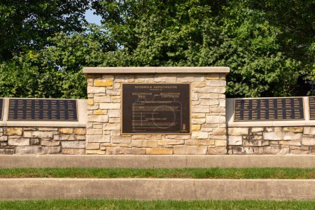 Foto de Naperville, Illinois - Estados Unidos - 15 de septiembre de 2022: El Muro del Milenio en el centro de Naperville, Illinois, Estados Unidos. - Imagen libre de derechos