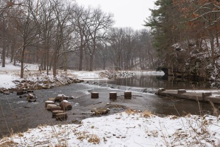 Pine Creek im White Pines Forest State Park an einem verschneiten Wintermorgen. Ogle County, Illinois, USA.