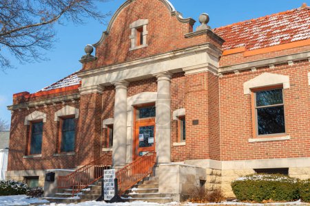 Foto de Polo, Illinois - Estados Unidos - 24 de enero de 2023: Exterior de la histórica Biblioteca Carnegie, construida en 1904, en una soleada mañana de invierno. - Imagen libre de derechos