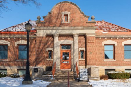 Téléchargez les photos : Polo, Illinois - United States - January 24th, 2023: Exterior of the historic Carnegie Library, built in 1904, on a Sunny Winter morning. - en image libre de droit