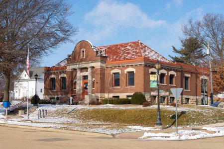Foto de Polo, Illinois - Estados Unidos - 24 de enero de 2023: Exterior de la histórica Biblioteca Carnegie, construida en 1904, en una soleada mañana de invierno. - Imagen libre de derechos