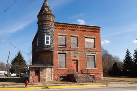 Foto de Old abandoned building in small Midwest city.  Seneca, Illinois, USA. - Imagen libre de derechos