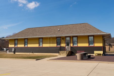 Téléchargez les photos : Seneca, Illinois - United States - February 20th, 2023: The restored Chicago, Rock Island and Pacific Railroad station in Seneca, originally built in 1912, on a sunny afternoon. - en image libre de droit