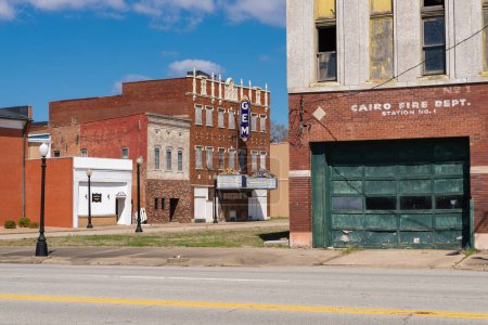 Téléchargez les photos : Le Caire, Illinois - États-Unis - 19 mars 2023 : Vieux bâtiments abandonnés et vitrines au Caire, Illinois États-Unis. - en image libre de droit