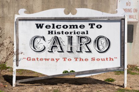 Téléchargez les photos : Le Caire, Illinois - États-Unis - 19 mars 2023 : Bienvenue au panneau historique du Caire au centre-ville du Caire, Illinois, États-Unis. - en image libre de droit