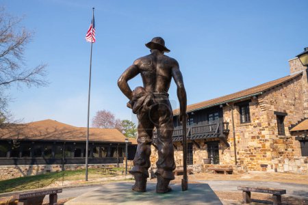 Foto de Makanda, Illinois - Estados Unidos - 20 de marzo de 2023: The Civil Conservation Corps Worker Memorial, dedicado en 2006, en el Giant City State Park Lodge. - Imagen libre de derechos