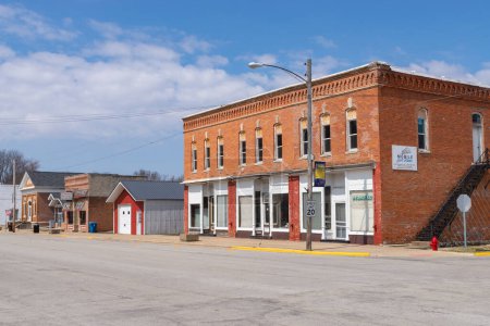 Foto de Tiskilwa Illinois - Estados Unidos - 28 de marzo de 2023: Edificio y tienda en el centro de Tiskilwa, Illinois, Estados Unidos. - Imagen libre de derechos