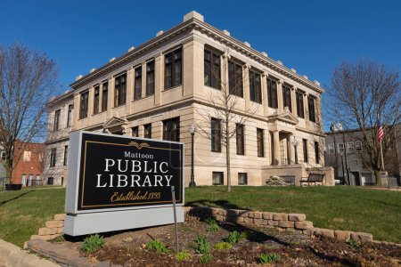 Téléchargez les photos : Mattoon, Illinois - États-Unis - 19 mars 2023 : Extérieur de la bibliothèque historique Carnegie, construite en 1903, par une matinée ensoleillée de printemps. - en image libre de droit
