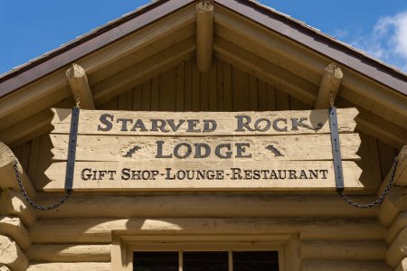 Téléchargez les photos : Oglesby Illinois - États-Unis - 26 avril 2023 : Extérieur du Starved Rock Lodge dans le Starved Rock State Park, construit en 1933-1939, par une belle matinée de printemps. - en image libre de droit