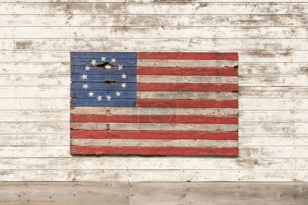 Bandera Americana Colonial de madera pintada en antiguo granero. Franklin Grove, Illinois, EE.UU..