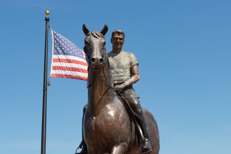 Foto de Dixon, Illinois - Estados Unidos - 16 de agosto de 2023: El 'Comienza el Camino' Estatua de Reagan en Riverfront Park en un hermoso día de verano. - Imagen libre de derechos