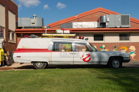 Téléchargez les photos : Malte, Illinois - États-Unis - 15 août 2023 : Réplique ambulance de Ghostbuster au restaurant à Malte, Illinois, États-Unis. - en image libre de droit
