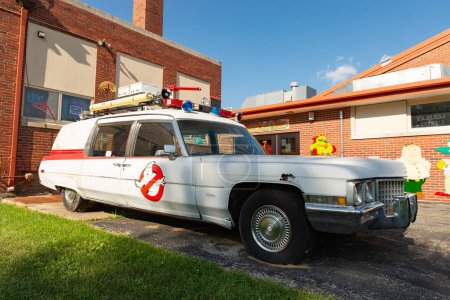 Téléchargez les photos : Malte, Illinois - États-Unis - 15 août 2023 : Réplique ambulance de Ghostbuster au restaurant à Malte, Illinois, États-Unis. - en image libre de droit
