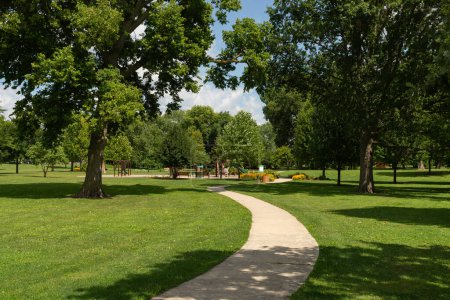 Park bei Annie 's Woods an einem schönen Sommernachmittag. DeKalb, Illinois, USA.