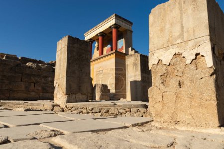 Foto de Knossos, Creta - Grecia - 21 de septiembre de 2023: El Bastión Occidental en la Entrada Norte del Palacio de Knossos, Creta, Grecia. - Imagen libre de derechos