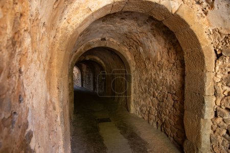 Foto de Túnel conocido como Puerta de Dante en la isla Spinalonga, Grecia. - Imagen libre de derechos