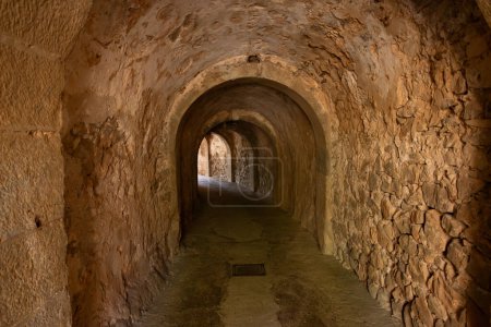 Foto de Túnel conocido como Puerta de Dante en la isla Spinalonga, Grecia. - Imagen libre de derechos