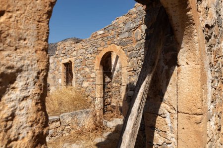 Foto de Ruinas de casas en Spinalonga, Creta, Grecia. - Imagen libre de derechos