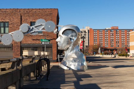 Foto de Lansing, Michigan - Estados Unidos - 13 de noviembre de 2023: Escultura "Portrait of a Dreamer", también conocida como Gearhead, del escultor Ivan Iler en el centro de Lansing, Michigan. - Imagen libre de derechos