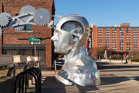 Foto de Lansing, Michigan - Estados Unidos - 13 de noviembre de 2023: Escultura "Portrait of a Dreamer", también conocida como Gearhead, del escultor Ivan Iler en el centro de Lansing, Michigan. - Imagen libre de derechos