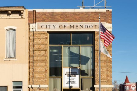 Foto de Mendota, Illinois - Estados Unidos - 7 de diciembre de 2023: Exterior del Ayuntamiento de Mendota en el centro de Mendota, Illinois, Estados Unidos. - Imagen libre de derechos