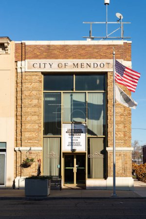 Foto de Mendota, Illinois - Estados Unidos - 7 de diciembre de 2023: Exterior del Ayuntamiento de Mendota en el centro de Mendota, Illinois, Estados Unidos. - Imagen libre de derechos