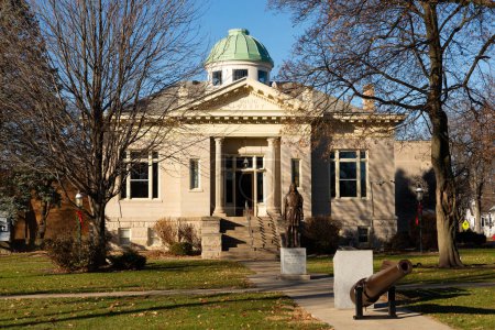Foto de Mendota, Illinois - United States - December 7th, 2023: Exterior of the historic Hume-Carnegie Library, built in 1904, in downtown Mendota, Illinois. - Imagen libre de derechos