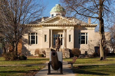 Foto de Mendota, Illinois - United States - December 7th, 2023: Exterior of the historic Hume-Carnegie Library, built in 1904, in downtown Mendota, Illinois. - Imagen libre de derechos