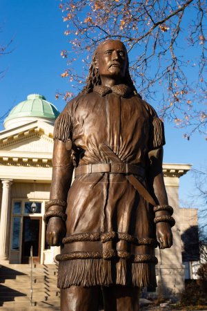 Foto de Mendota, Illinois - United States - December 7th, 2023: Wild Bill statue by artist William Piller at the Carnegie Library in downtown Mendota, Illinois, USA. - Imagen libre de derechos
