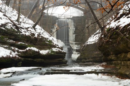 Foto de Agua que fluye por Lake Falls mientras la nieve se derrite en Matthiessen State Park, Illinois, EE.UU.. - Imagen libre de derechos